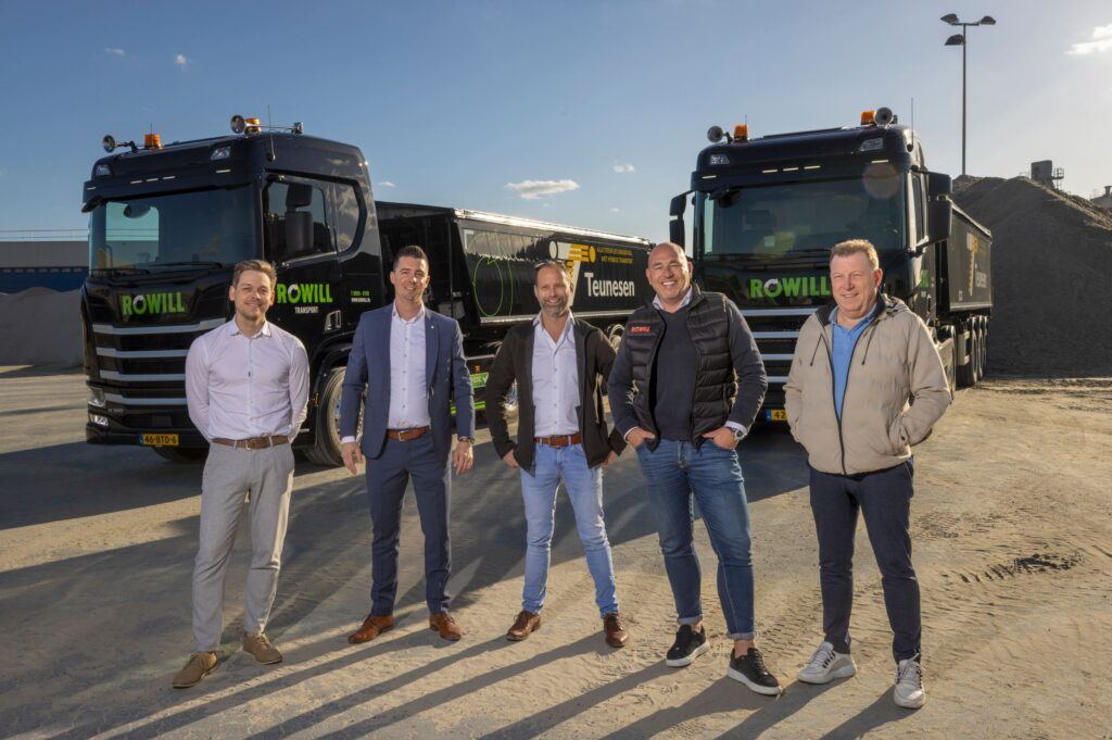 Transport zand en grind van Teunesen met Scania Hybride vrachtwagen